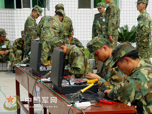 科技筑基，戰場“神經”無堅不摧——解放軍通信部隊野外訓練側記